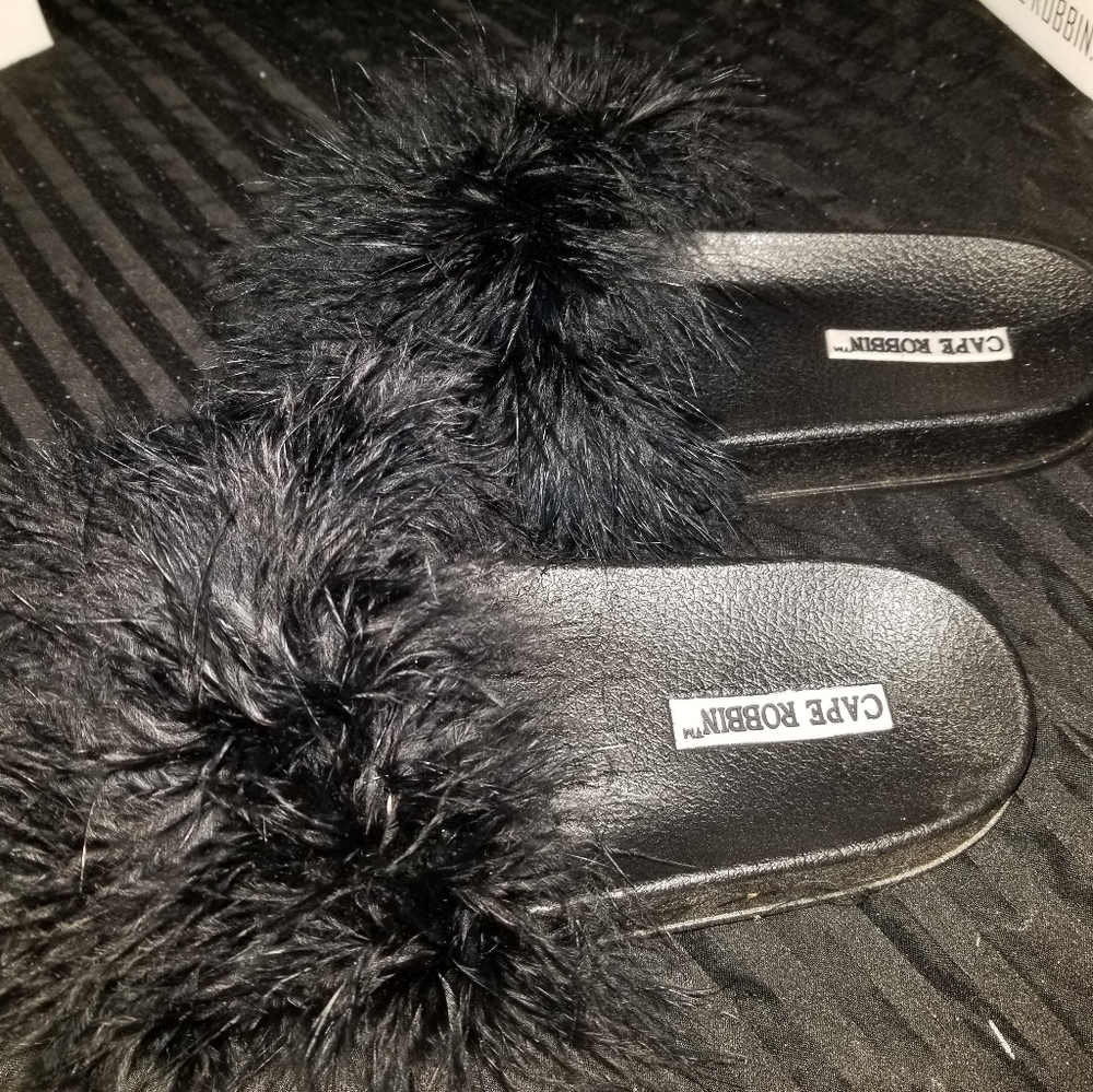 Faux fur slides size 8